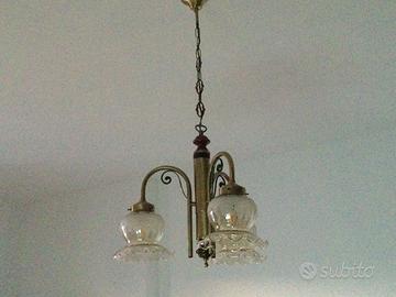 Lampadario e due abat-jour.