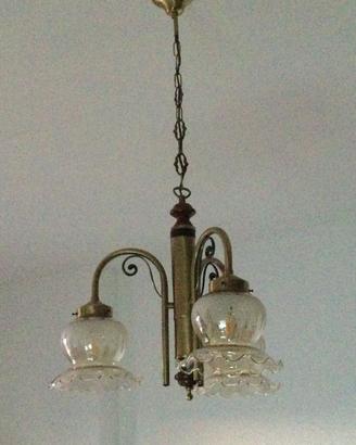 Lampadario e due abat-jour.