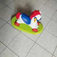 Cavallo giocattolo a dondolo