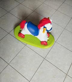 Cavallo giocattolo a dondolo