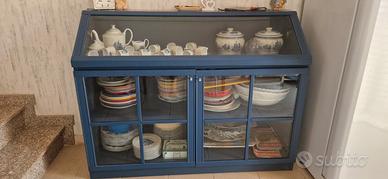 Vari pezzi di arredamento 