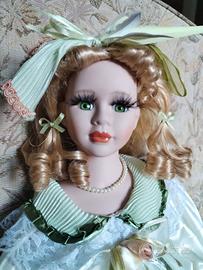 Bambola porcellana vestito verde e bianco 