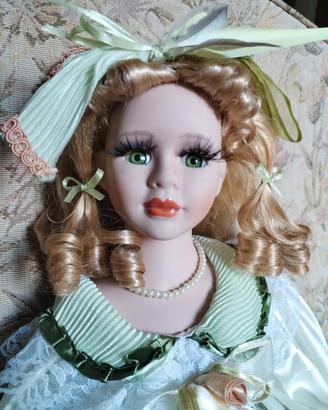 Bambola porcellana vestito verde e bianco 