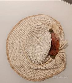 Cappello donna con decorazioni floreali