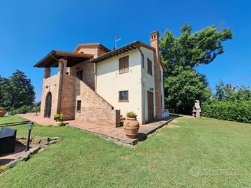 Rustico / Casale di 754 m² con più di 5 locali e b