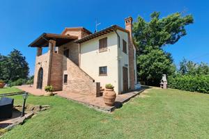 Rustico / Casale di 754 m² con più di 5 locali e b