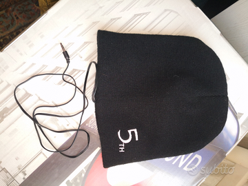 Cappellino con cuffie incorporate