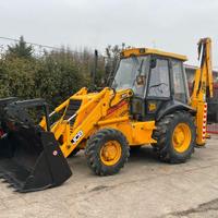 P55 Terna JCB 3CX con 2600 ore telescopico e morde