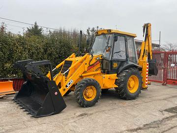 P55 Terna JCB 3CX con 2600 ore telescopico e morde