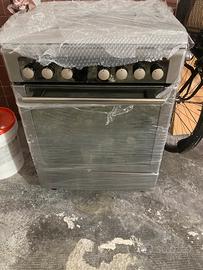 Cucina a gas con forno elettrico ariston