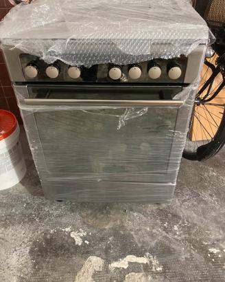 Cucina a gas con forno elettrico ariston