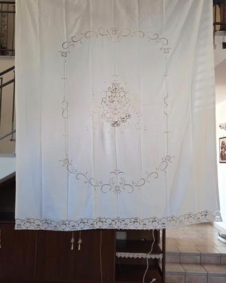 Tenda lino misto cotone a ricamo e intaglio