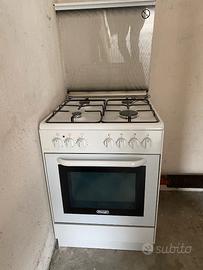 Cucina r forno a gas Delonghi 4 fuochi