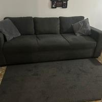 Divano compreso di cuscini e tappeto