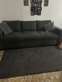 Divano compreso di cuscini e tappeto