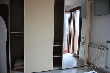 Armadio con ante scorrevoli usato