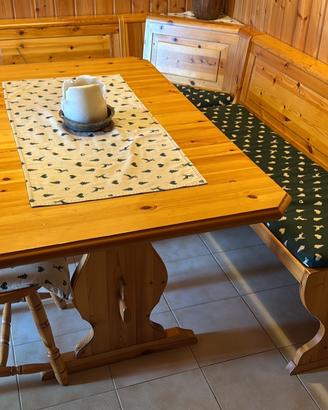 Tavolo con panca angolare