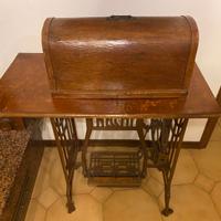 Macchina da Cucire d'Epoca a Pedale Necchi