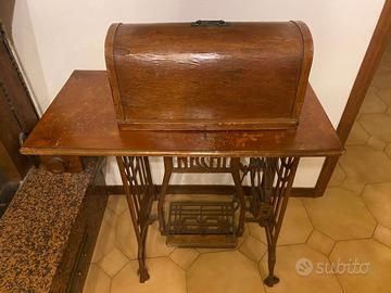 Macchina da Cucire d'Epoca a Pedale Necchi