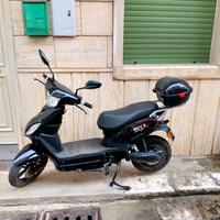 Scooter elettrico con pedali