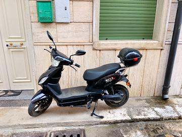 Scooter elettrico con pedali
