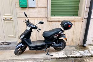 Scooter elettrico con pedali