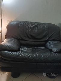 poltrona nera in pelle