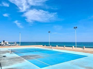 Monolocale sul mare, con piscina, campo da tennis