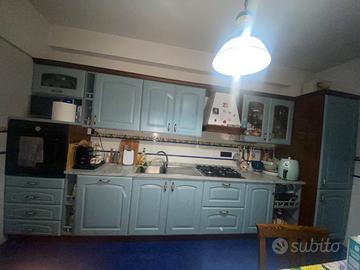 Cucina con elettrodomestici