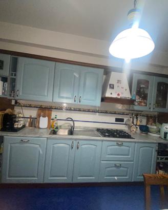 Cucina con elettrodomestici