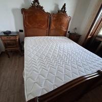 camera da letto con rete e materasso