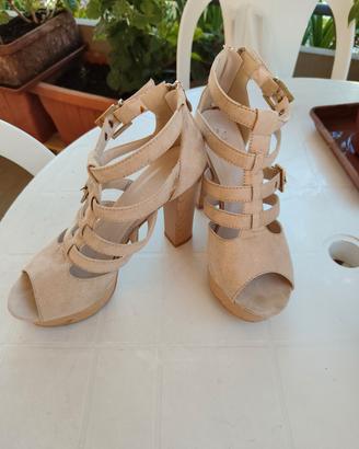 Sandali con zeppa e tacco alto in legno 