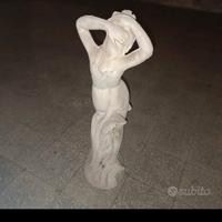 statua gesso donna con fiore 