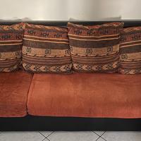 Divano in pelle con cuscini