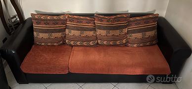Divano in pelle con cuscini