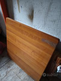 tavolo in legno colore ciliegio 