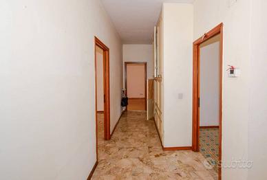 Appartamento di 95 m² con 5 locali e box auto a Ar