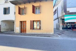 CASA SEMINDIPENDENTE A MANZANO