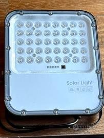 Faretto da esterno a led con pannello solare