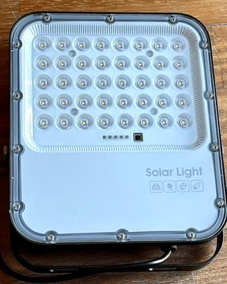 Faretto da esterno a led con pannello solare