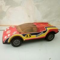 auto di latta e plastica 