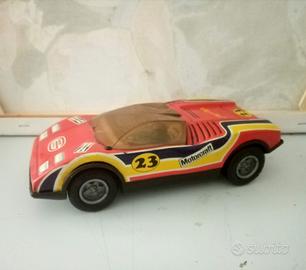 auto di latta e plastica 