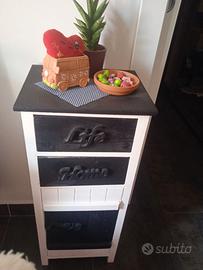 Divanetto rustico a due posti e mobile vintage