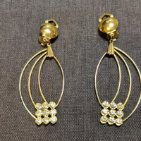 Orecchini color oro con clip e brillanti