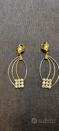 Orecchini color oro con clip e brillanti