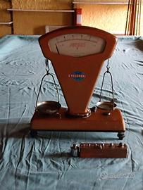 Bilancia d'epoca a due piatti