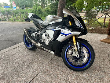 Yamaha r1 m