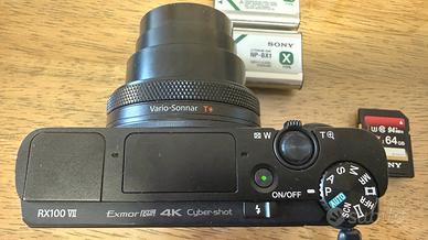 Sony RX100 VII (M7) + Grip + 5 Batterie – Perfetta