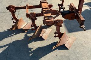 Aratro trivomere biagioli regolabile