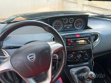 Lancia Ypsilon incidentata